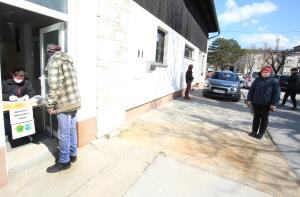 IZDAJA ZAŠČITNIH MASK 09 FOTO LJUBO VUKELIČ